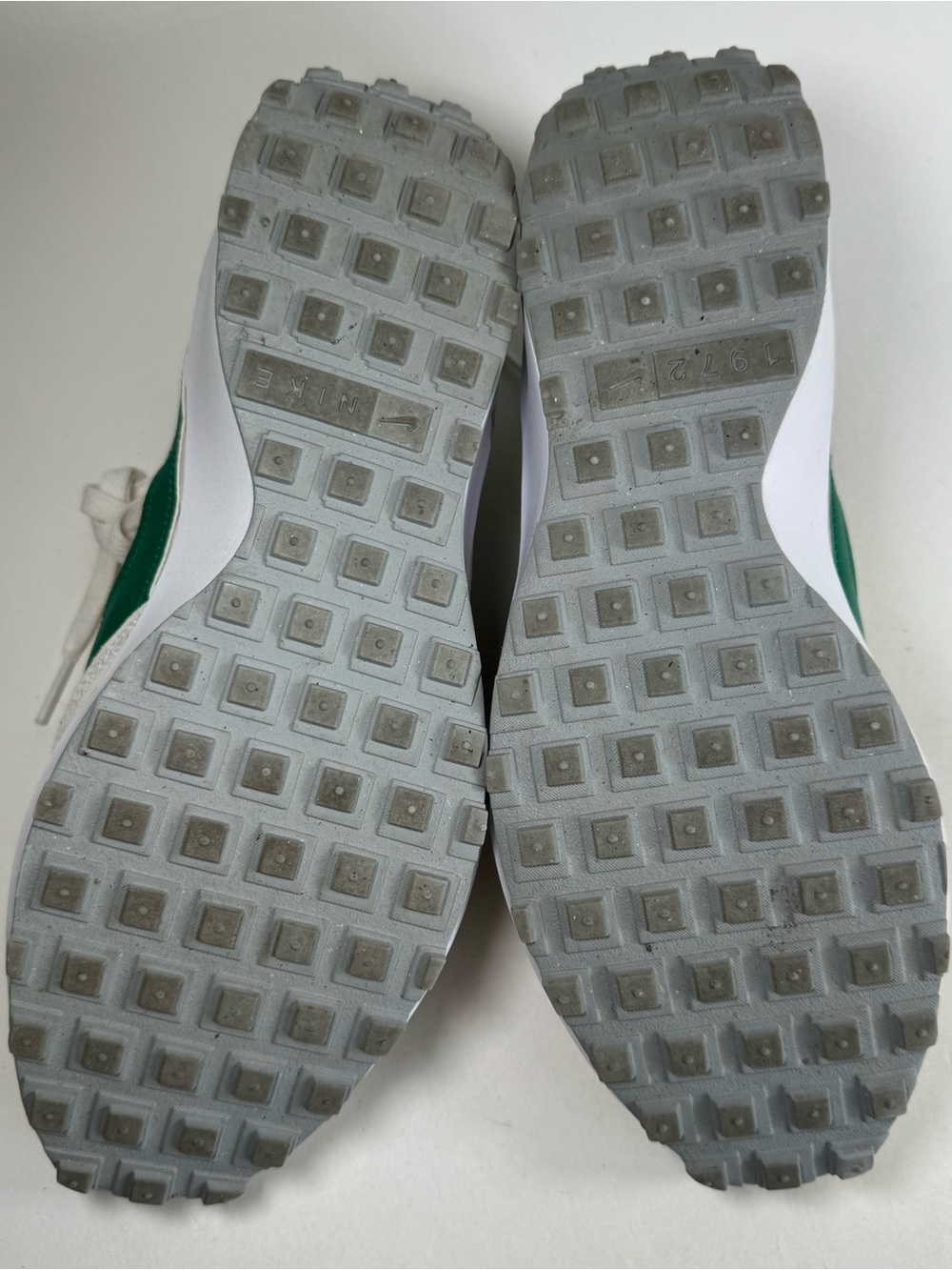 Womens Nike Shoes Waffle Debut Size 10 Off White Ivory Green Sneakers Tennis Run - Picture 11 of 12